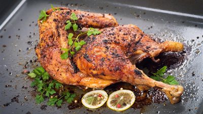 وجبة كل المصريين.. طريقة عمل الفراخ المشوية بالزعتر والليمون 