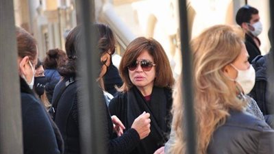 تعليق إلهام شاهين على صلاتها بدون حجاب في جنازة مها أبوعوف| فيديو