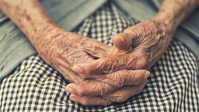 «عقوق الأحفاد».. مبيض محارة يضرب جدته بسبب قسط الموبايل