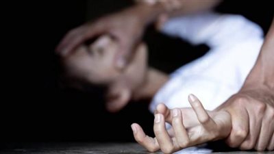 «أم بلا قلب».. خنقت طفلتها بالإيشارب بتحريض من عشيقها