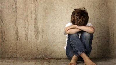 فيديو أشعل «فيسبوك».. مريضة نفسيًّا تعذب طفليها في دمياط