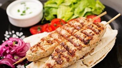 «شهية ودسمة وسريعة».. أكثر من طريقة لعمل كباب الفراخ 