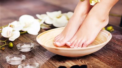 4 خطوات يومية تساعدك على العناية بالقدمين وحمايتها من الجفاف خلال الشتاء