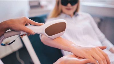 أخبارها «سوشيال ميديا».. الكبيرة أم الصغيرة أولى بالزواج؟.. وجدل حول إزالة الشعر بالليزر