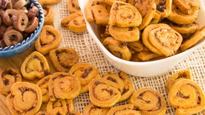  لمحبي السناك.. تعلمي طريقة عمل المقرمشات المالحة بالجبنة والزيتون