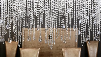 «مش للنجف بس».. كيفية استخدام الكريستال في ديكور المنزل