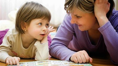  «خليكي صاحبته».. 7 نصائح لتواصل جيد مع طفلك