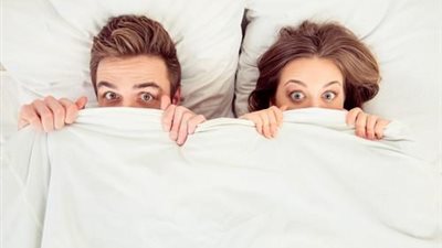 خبيرة: يمكن للزوجين ممارسة العلاقة الحميمة في وجود طفلهما بشرط وحيد