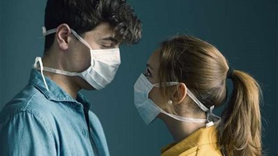 بالكمامة ..كيف يمكن للزوجين ممارسة العلاقة الحميمة بأمان مع انتشار أوميكرون؟