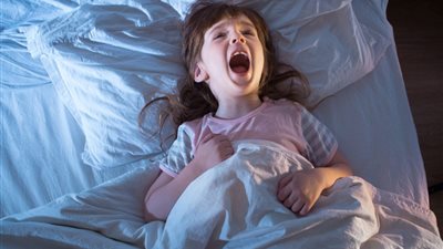 «ولعي النور»..  طرق التعامل مع الطفل بعد رؤية الكابوس