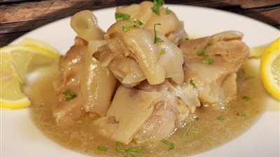 «أكلة الشتاء الأولى».. تعرفي على طريقة تحضير طاجن الفتة بالكوارع في الفرن