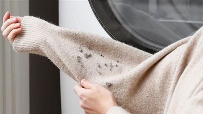 لو مسك في هدومك.. طرق إزالة الوبر من الملابس الشتوية