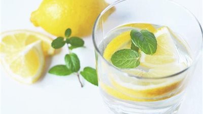 «علاج الإمساك».. فوائد مذهلة لشرب الماء بالليمون
