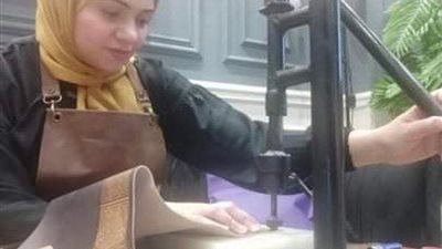 «تقى» رائدة بصناعة الشنط الجلد: بحب «الهاندميد» ونفسي أعمل مصنع لتشغيل البنات