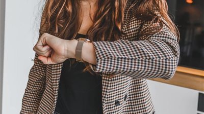خبيرة توضح إتيكيت ارتداء الساعة للمرأة والرجل