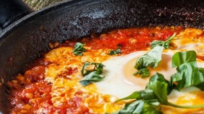 وجبة مصرية أصيلة.. طريقة عمل شكشوكة البيض والفلفل والطماطم