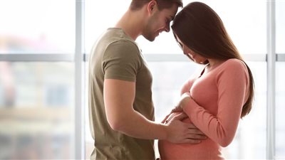 وضعيات خاطئة.. طبيب نساء يكشف حقيقة خرافات العلاقة الحميمة أثناء الحمل