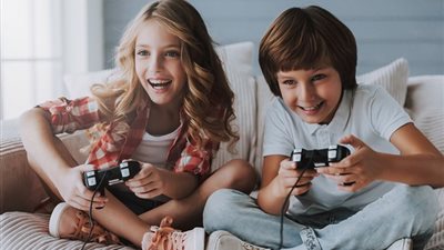 «اكشفي الخداع».. كيف تحمي طفلك من إدمان الألعاب الإلكترونية؟