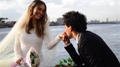 مدرب كرة النسائية يتزوج مساعدته والسوشيال ميديا: «أوعدنا يا رب»