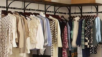 تفسير رؤية العزباء للفساتين في المنام.. انتبهي للون البيج