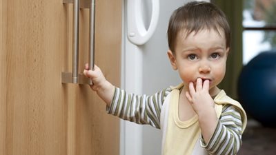 استشاري بعلم النفس توضح العمر المناسب لترك الطفل وحده في المنزل