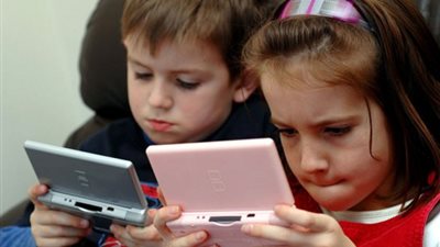 للأمهات.. أعراض خطيرة تُسببها الهواتف المحمولة على أطفالك