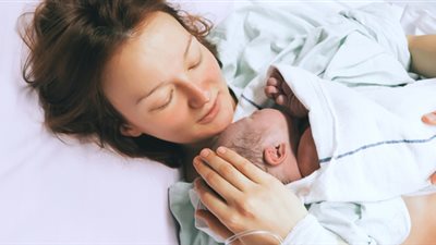 «الولادة القيصرية».. حيرة الحوامل بين آلام التكاليف المرتفعة ومشاكل الجراحة