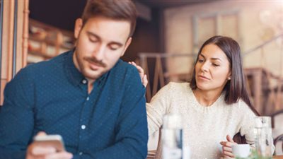 7 خطوات للسيطرة على غيرتك من صديقات زوجك 