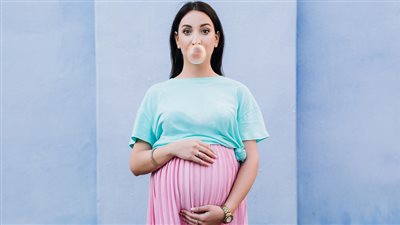لن تصدقي.. مضغ «اللبانة» الخالية من السكر تقلل مخاطر الولادة المبكرة