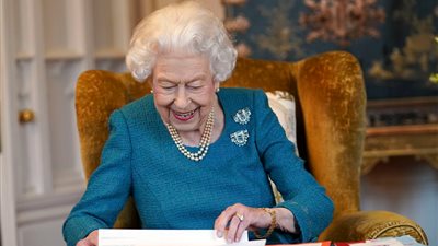 الملكة إليزابيث تقطع الكعكة بحفل خاص قبل ساعات من اليوبيل البلاتيني| صور