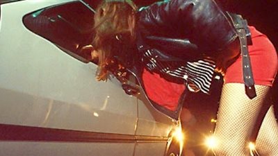 ليلة سقوط فتاة الأوتوستوب.. فاتنة أكتوبر تستدرج ضحاياها بليلة ساخنة 