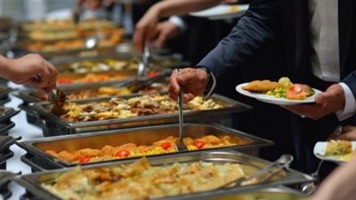 خبيرة تكشف أسرار إتيكيت الأكل في البوفيه المفتوح