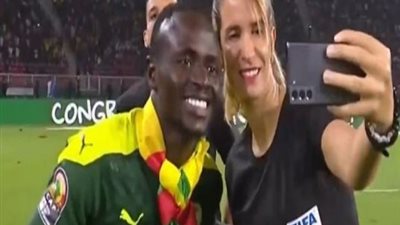 شاهد ماذا فعلت حكمة الفار مع ماني بعد فوزه على مصر