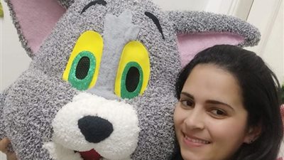 «لوسيان مجدي».. ترسم البسمة على وجوه الأطفال بتصميم ماسكات العرائس والكرتون