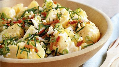 «زي المحلات».. طريقة عمل سلطة البطاطس المسلوقة بالزبادي والخضار والبيض