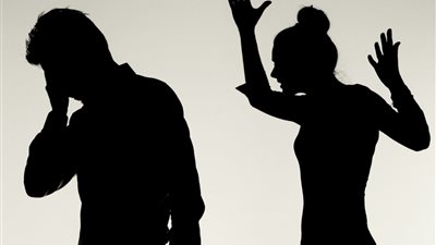 رجالة آخر زمن.. يعذب زوجته بسبب إصرارها على بر أمه