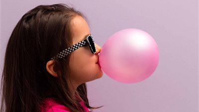 تفسير رؤيا العلكة في المنام للعزباء والمتزوجة والحامل