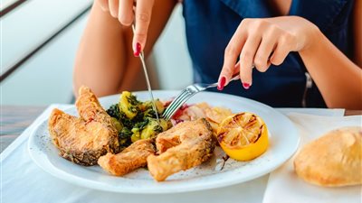 المهندسة بنت الذوات تطلب الخلع: «مش بيعرف ياكل بالشوكة والسكين»