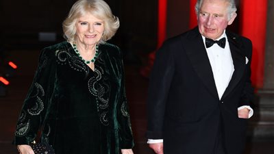 «محبوبة».. الأمير تشارلز يُغازل كاميلا في أول ظهور بعد منحها لقب ملكة| صور