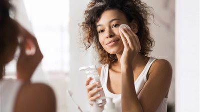 «ماسك الطين».. روشتة سحرية للتخلص من الدهون في بشرتك بطريقة طبيعية