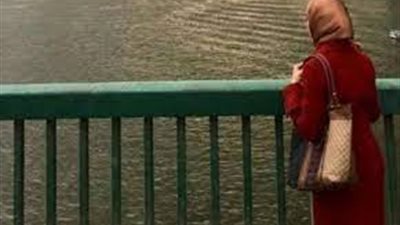 تلقي إحدى ابنتيها في النيل والقدر ينقذ الثانية من نفس المصير