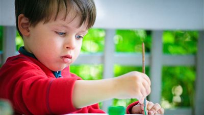 استشارية نفسية: ابنك سيرفض في تقديم المدرسة ويتأخر لغويًّا بسبب هذا التصرف