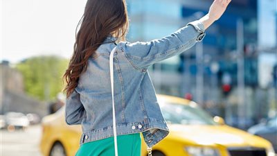 «بلاش أحضان وبوس».. إتيكيت ركوب المواصلات 