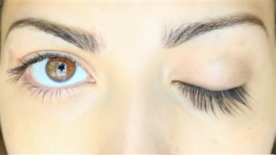 لو رموشك خفيفة.. طرق طبيعية تُساعد على تكثيف الرموش 