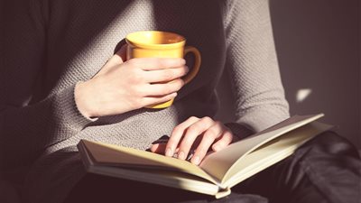 تفسير رؤيا الكتب في المنام للعزباء والمتزوجة والحامل 