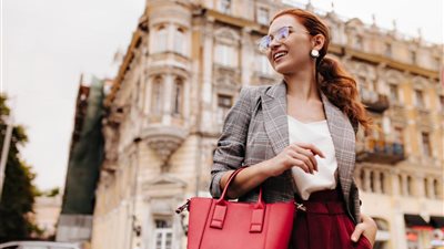 إيمان عفيفي تكشف إتيكيت حمل حقيبة اليد..«اختاري إللي يناسب جسمك»