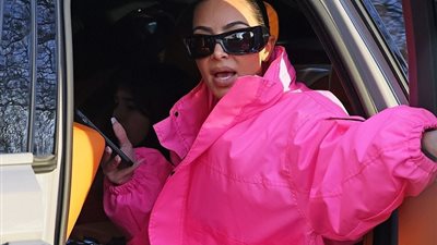 كيم كارداشيان في قلب المعركة.. طليقها يُهاجم حبيبها والورود أبرز الأسلحة| صور