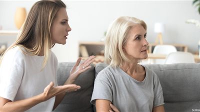 «شاركيها».. حماتي بتكرهني أتعامل معاها إزاي؟