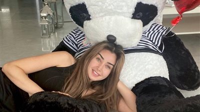 رضوى الشربيني تداعب السناجل والزاهد مع هدية فهمي.. احتفالات الفنانات بالفلانتين