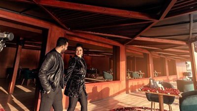 إطلالات جذابة لأشهر البلوجرز في عيد الحب  